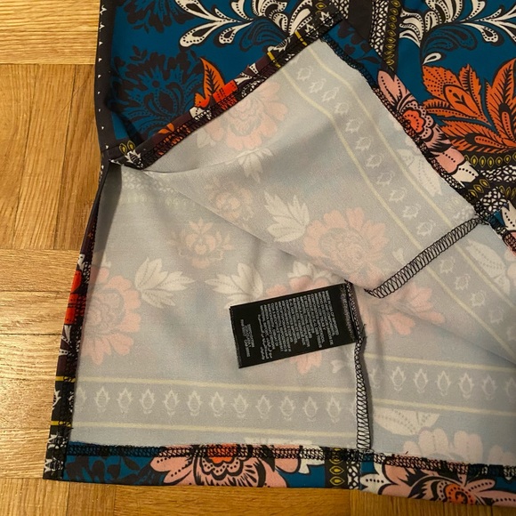 Form fit knee length high rise skirt - BEBE - Picture 2 of 5